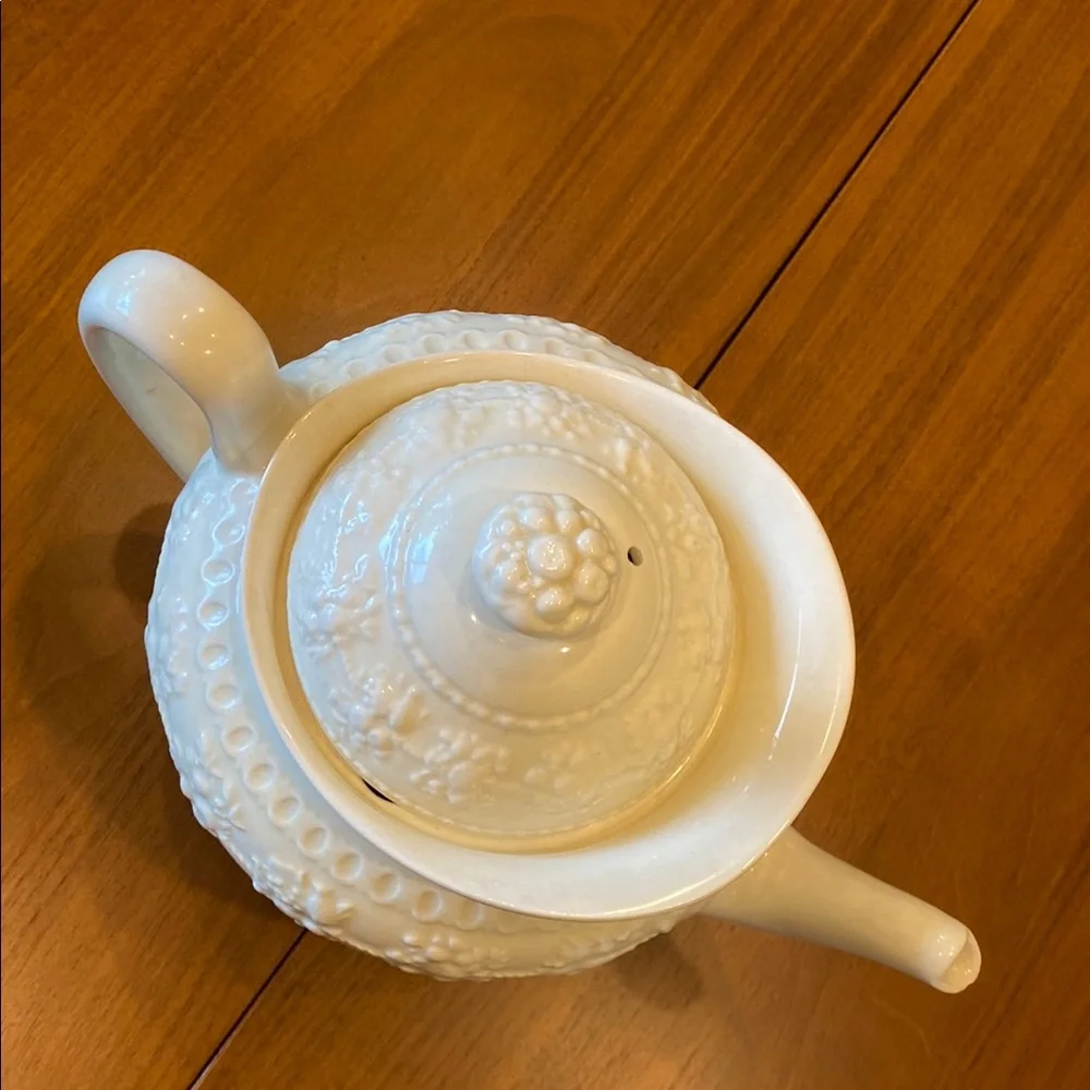 Wedgwood Wellesley Tea set made in England Ivory Pot, Creamer, Sugar Bowl lids
